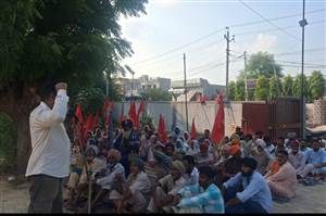ਮਜ਼ਦੂਰਾਂ ਨੂੰ ਇਨਸਾਫ ਦਵਾਉਣ ਲਈ ਥਾਣੇ ਮੂਹਰੇ ਲੱਗਿਆ ਪੱਕਾ ਧਰਨਾ
