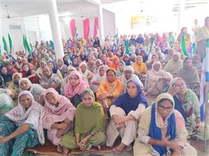 ਮੰਤਰੀ ਦਾ ਘਰ ਘੇਰਨ ਲਈ ਤਰਨਤਾਰਨ ਤੋਂ ਪੁੱਜਾ ਬੀਬੀਆਂ ਦਾ ਵੱਡਾ ਜਥਾ