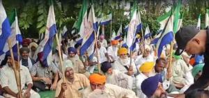 ਕੈਬਨਿਟ ਮੰਤਰੀ ਮਹਿੰਦਰ ਭਗਤ ਦੀ ਰਿਹਾਇਸ਼ ਅੱਗੇ ਕਿਸਾਨਾਂ ਦਾ 5 ਰੋਜ਼ਾ 'ਪੱਕਾ ਮੋਰਚਾ', ਮੰਗਾਂ ਨਾ ਮੰਨਣ 'ਤੇ ਰੇਲਾਂ ਤੇ ਹਾਈਵੇਅ ਜਾਮ ਕਰਨ ਦੀ ਚਿਤਾਵਨੀ