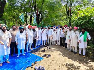 ਮੁਹਾਲੀ 'ਚ ਪਾਵਰਕੌਮ ਦਫ਼ਤਰ ਘੇਰ ਕੇ ਕਿਸਾਨਾਂ ਨੇ ਲਾਇਆ ਧਰਨਾ, ਅਣਐਲਾਨੇ ਬਿਜਲੀ ਕੱਟਾਂ ਖ਼ਿਲਾਫ਼ ਪੰਜਾਬ ਸਰਕਾਰ ਵਿਰੁੱਧ ਕੀਤੀ ਨਾਅਰੇਬਾਜ਼ੀ