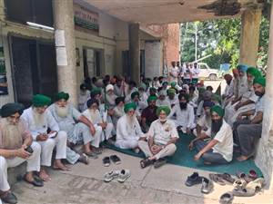 ਮੋਟਰਾਂ ਵਾਲੀ ਬਿਜਲੀ ਦੇ ਮਾੜੇ ਹਾਲਾਤਾਂ ਖ਼ਿਲਾਫ਼ ਰੋਸ, ਸਰਹੰਦ ਐਕਸੀਅਨ ਦਫ਼ਤਰ ਅੱਗੇ ਕਿਸਾਨਾਂ ਦਾ ਧਰਨਾ, ਨਿਰਵਿਘਨ 8 ਘੰਟੇ ਬਿਜਲੀ ਦੀ ਮੰਗ