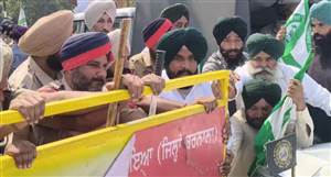 ਪੁਲਿਸ ਵੱਲੋਂ ਮਾਨਸਾ ਜਾ ਰਹੇ ਕਾਂਗਰਸੀ ਆਗੂਆਂ ਤੇ ਕਿਸਾਨਾਂ ਦਾ ਰਾਹ ਰੋਕਣ ’ਤੇ ਹੰਗਾਮਾ