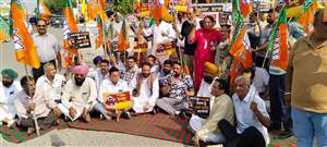 ਪਰਵਿੰਦਰ ਸਿੰਘ ਝੋਟਾ ਦੇ ਕਤਲ ਦੇ ਵਿਰੋਧ ਵਿੱਚ ਭਾਜਪਾ ਵੱਲੋਂ ਰੋਸ ਪ੍ਰਦਰਸ਼ਨ