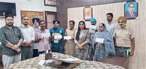 ਖੇਤੀ ਹਾਦਸਿਆਂ ਦੇ ਪੀੜਤ ਪਰਿਵਾਰਾਂ ਨੂੰ ਚੈੱਕ ਵੰਡੇ