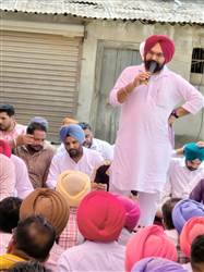 ਸੈਂਟਰਲ ਕੋਆਪਰੇਟਿਵ ਬੈਂਕ ਫਿਰੋਜ਼ਪੁਰ ਦੇ ਗੇਟ ਅੱਗੇ ਸਹਿਕਾਰੀ ਸਭਾਵਾਂ ਕਰਮਚਾਰੀਆਂ ਦਾ ਰੋਸ ਪ੍ਰਦਰਸ਼ਨ
