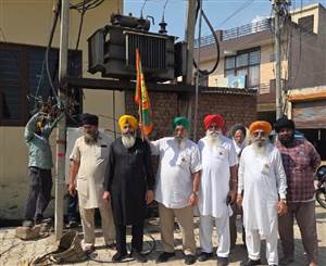 ਘਰੇਲੂ ਖਪਤ ਲਈ ਲੱਗੇ ਟਰਾਫਾਰਮਰਾਂ ਤੇ ਲਾਏ ਮੀਟਰ ਉਤਾਰੇ