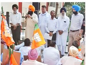 Barnala News : ਭਾਜਪਾ ਆਗੂਆਂ ਨੇ ਲਾਇਆ ਡੀਸੀ ਦਫ਼ਤਰ ਅੱਗੇ ਧਰਨਾ, ਪਰਵਿੰਦਰ ਸਿੰਘ ਝੋਟਾ ਕਤਲ ਮਾਮਲੇ ਦੀ ਸੀਬੀਆਈ ਜਾਂਚ ਦੀ ਮੰਗੀ