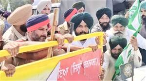 ਹੰਡਿਆਇਆ ਚੌਕ ’ਚ ਤਣਾਅ, ਪੁਲਿਸ ਵੱਲੋਂ ਮਾਨਸਾ ਜਾ ਰਹੇ ਕਾਂਗਰਸੀ ਆਗੂਆਂ ਤੇ ਕਿਸਾਨਾਂ ਦਾ ਰਾਹ ਰੋਕਣ ’ਤੇ ਹੰਗਾਮਾ