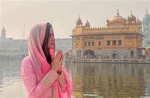 ਜਨਮ ਦਿਨ ਮੌਕੇ ਸ਼੍ਰੀ ਹਰਿਮੰਦਰ ਸਾਹਿਬ ਵਿਖੇ ਨਤਮਸਤਕ ਹੋਈ ਅਦਾਕਾਰਾ ਉਰਫੀ ਜਾਵੇਦ, ਸਰਬੱਤ ਦੇ ਭਲ਼ੇ ਦੀ ਕੀਤੀ ਅਰਦਾਸ