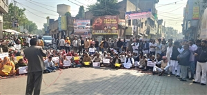 ਤਿੰਨ ਦਿਨ ਬੀਤੇ ਪਰ ਦੋਸ਼ੀ ਗ੍ਰਿਫ਼ਤ ਤੋਂ ਬਾਹਰ, ਪਰਿਵਾਰ ਨੇ ਥਾਣੇ ਦੇ ਬਾਹਰ ਲਾਇਆ ਜਾਮ;  ਚੌਥੇ ਦਿਨ ਵੀ ਨਹੀਂ ਹੋਇਆ ਸਸਕਾਰ