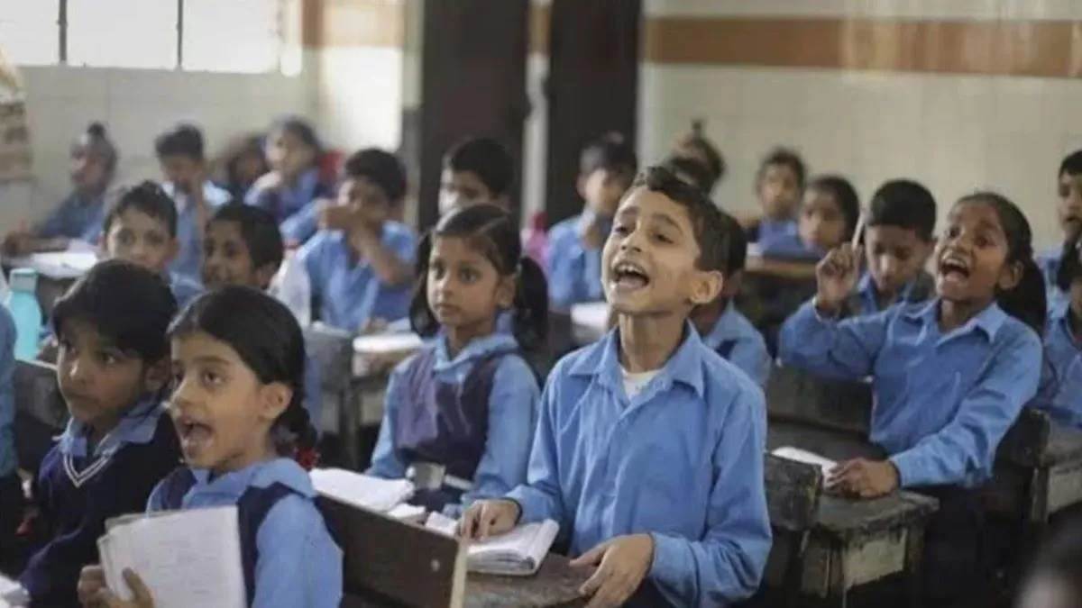 ਪ੍ਰਦੂਸ਼ਣ ਦੇ ਕਾਰਨ ਕਲਾਸ 5 ਤੱਕ ਹਾਈਬ੍ਰਿਡ ਮੋਡ ’ਚ ਚੱਲੇਗੀ ਕਲਾਸ, ਮਾਪੇ ਚੁਣ ਸਕਦੇ ਹਨ ਆਫ਼ਲਾਈਨ ਜਾਂ ਆਨਲਾਈਨ ਦਾ ਬਦਲ