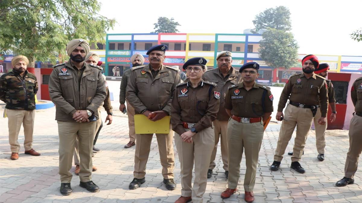 ਕਮਿਸ਼ਨਰ ਧੰਨਪ੍ਰੀਤ ਕੌਰ ਵੱਲੋਂ ਜਮਸ਼ੇਰ ਦੇ ਵੱਖ-ਵੱਖ ਪੋਲਿੰਗ ਬੂਥਾਂ ਦਾ ਦੌਰਾ