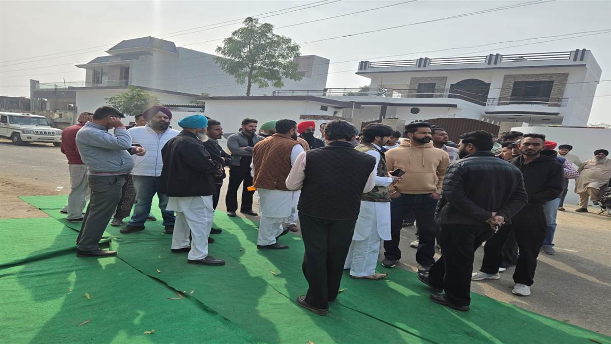 ਜਗਰਾਉਂ ਦੇ ਪਿੰਡ ਸਵੱਦੀ ਕਲਾਂ 'ਚ ਅਕਾਲੀ ਦਲ ਦੇ ਉਮੀਦਵਾਰ ਸਮੇਤ ਕਈਆਂ ਦੀਆਂ ਵੋਟਾਂ 'ਤੇ ਕੱਟ, ਧਰਨਾ ਕੀਤਾ ਸ਼ੁਰੂ