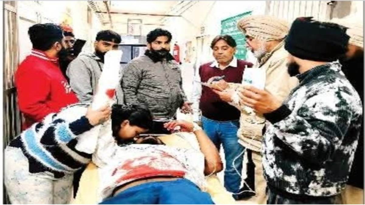 ਪੁਰਾਣੀ ਰੰਜ਼ਿਸ਼ ਕਾਰਨ ਮਾਂ ਦੇ ਪੁੱਤ ਨੂੰ ਤੇਜ਼ਧਾਰ ਹਥਿਆਰਾਂ ਨਾਲ ਲੈਸ ਨੌਜਵਾਨਾਂ ਨੇ ਪਾਇਆ ਘੇਰਾ, ਕੀਤਾ ਜਾਨਲੇਵਾ ਹਮਲਾ; ਇਲਾਕੇ ’ਚ ਦਹਿਸ਼ਤ ਦਾ ਮਾਹੌਲ