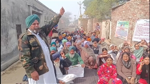 ਮਾਨਸਾ 'ਚ ਵੋਟਾਂ ਦਾ ਬਾਈਕਾਟ ਕਰ ਕੇ ਲੋਕ ਕਰ ਰਹੇ ਹਨ ਵਿਰੋਧ ਪ੍ਰਦਰਸ਼ਨ, 8 ਮਹੀਨਿਆਂ ਤੋਂ ਲੱਗ ਰਹੀ ਸੀਮੈਂਟ ਫੈਕਟਰੀ ਤੋਂ ਲੋਕ ਹਨ ਪਰੇਸ਼ਾਨ