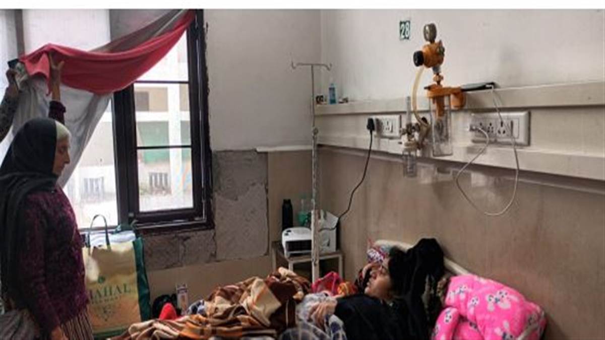 Jalandhar News : ਠੰਢ ਦੇ ਬਾਵਜੂਦ ਸਿਵਲ ਹਸਪਤਾਲ ਜਲੰਧਰ ’ਚ ਕੰਬਲਾਂ ਤੇ ਹੀਟਰਾਂ ਦੀ ਥੁੜ੍ਹ ਰੜਕੀ, ਬੱਚਾ ਵਾਰਡ ’ਚ ਖਿੜਕੀਆਂ ਦੇ ਟੁੱਟੇ ਸ਼ੀਸ਼ਿਆਂ ਕਾਰਨ ਮਰੀਜ਼ ਕੰਬਲ ਲਗਾ ਕੇ ਕਰ ਰਹੇ ਗੁਜ਼ਾਰਾ