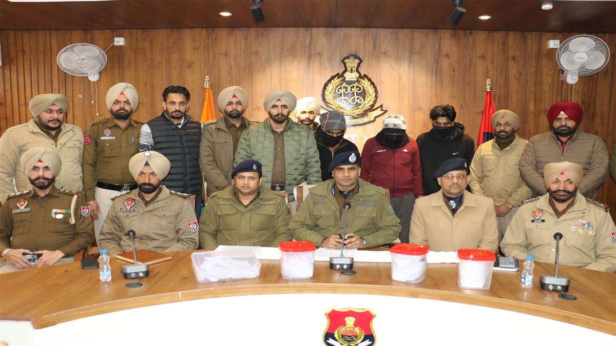 ਵੱਡੀ ਕਾਰਵਾਈ : ਬਰਨਾਲਾ ਪੁਲਿਸ ਵੱਲੋਂ 2 ਕਿੱਲੋ ਹੈਰੋਇਨ ਤੇ ਹਥਿਆਰਾਂ ਸਮੇਤ 3 ਗ੍ਰਿਫ਼ਤਾਰ, ਪਾਕਿਸਤਾਨ ਨਾਲ ਜੁੜੇ ਤਾਰ