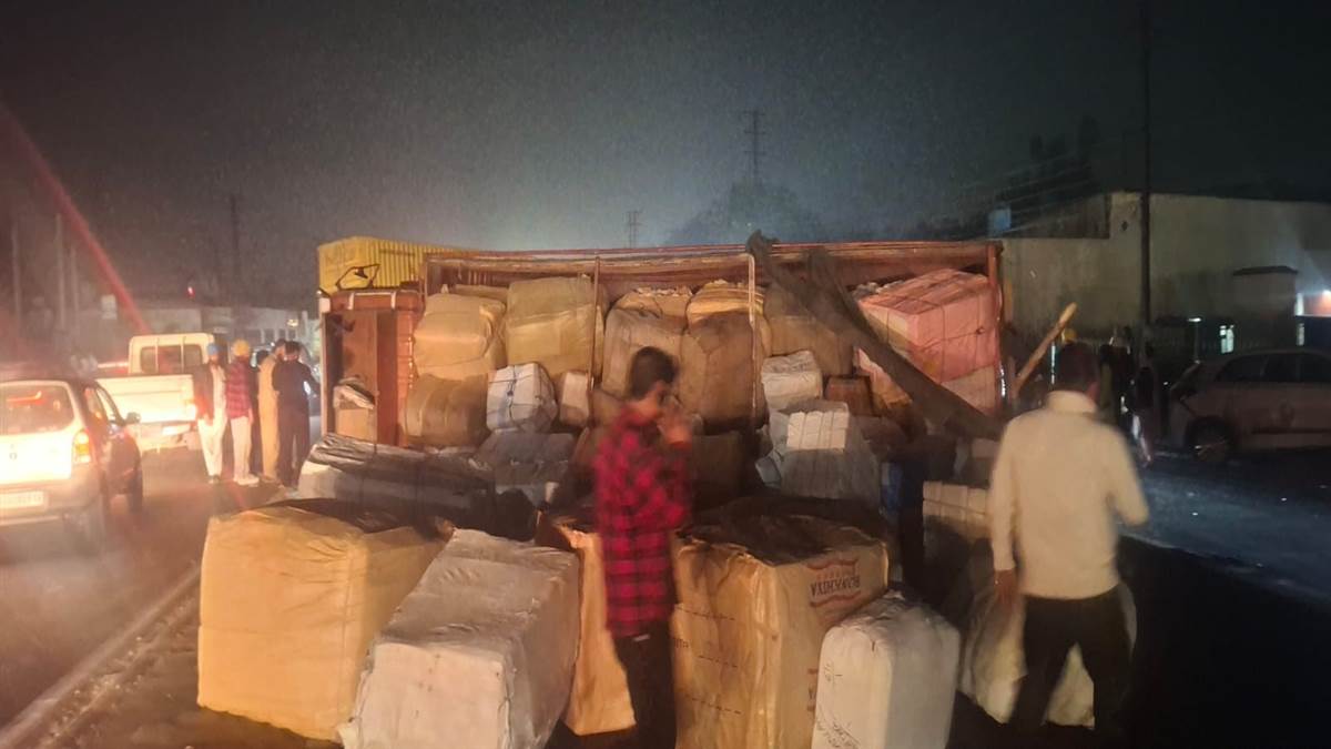 ਡਿਵਾਈਡਰ ਪਾਰ ਕਰ ਕੇ ਟਰੱਕ ਨੇ ਦੋ ਵਾਹਨਾਂ ਨੂੰ ਮਾਰੀ ਟੱਕਰ