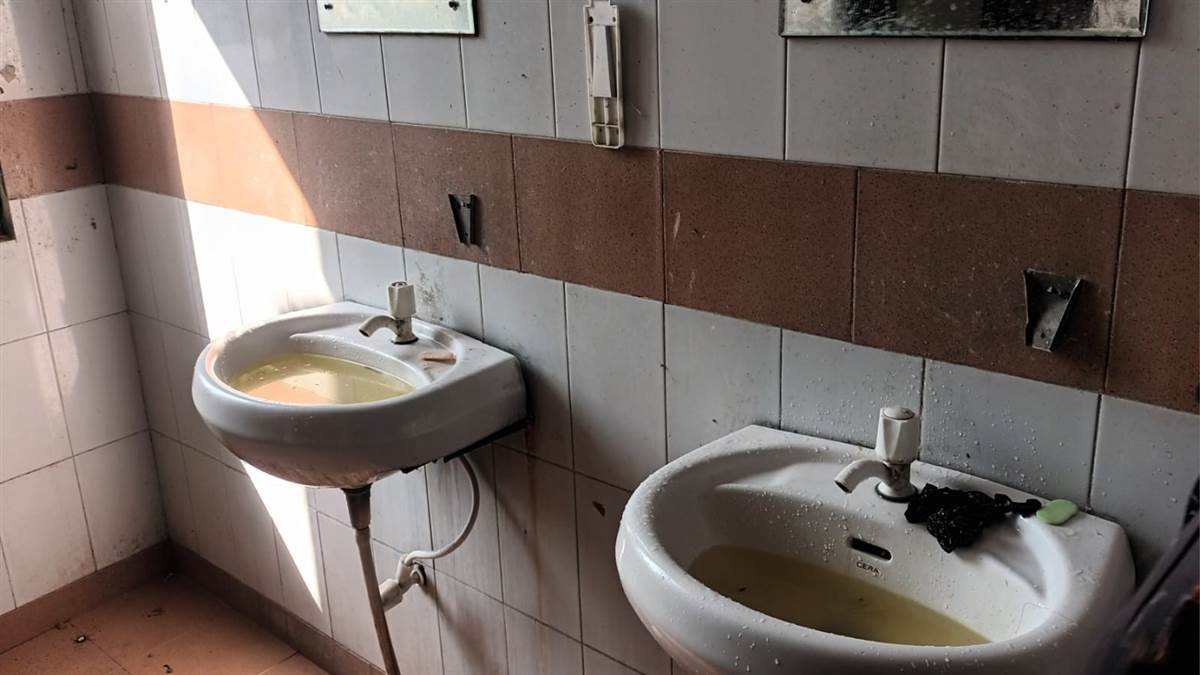 ਤੇਜ਼ੀ ਨਾਲ ਵੱਧ ਰਿਹਾ ਹਸਪਤਾਲ ਦਾ ਡੰਪ, ਪਖਾਨੇ ਵੀ ਬਲਾਕ