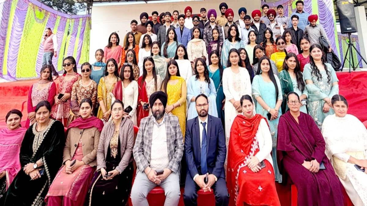 ਖ਼ਾਲਸਾ ਕਾਲਜੀਏਟ ਸੀਨੀਅਰ ਸੈਕੰਡਰੀ ਸਕੂਲ ਵਿਖੇ ਵਿਦਾਇਗੀ ਸਮਾਰੋਹ ਮਨਾਇਆ