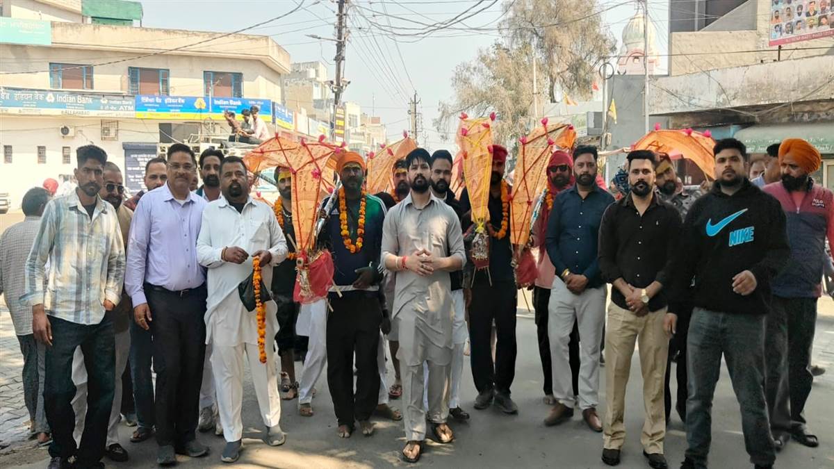 ਕਾਂਵੜੀਆਂ ਦਾ ਸੁਨਾਮ ਪੁੱਜਣ ਮੌਕੇ ਫੁੱਲਾਂ ਦੀ ਵਰਖਾ ਨਾਲ ਸਵਾਗਤ