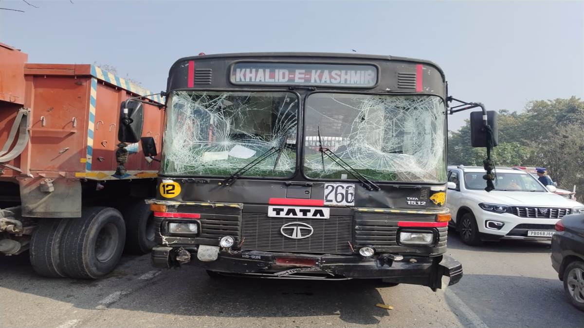 ਨੈਸ਼ਨਲ ਹਾਈਵੇਅ 'ਤੇ ਟਕਰਾਏ ਦਰਜਨ ਦੇ ਕਰੀਬ ਵਾਹਨ,  ਹੋਇਆ ਵੱਡਾ ਮਾਲੀ ਨੁਕਸਾਨ ਪਰ ਜਾਨੀ ਨੁਕਸਾਨ ਦਾ ਬਚਾਅ