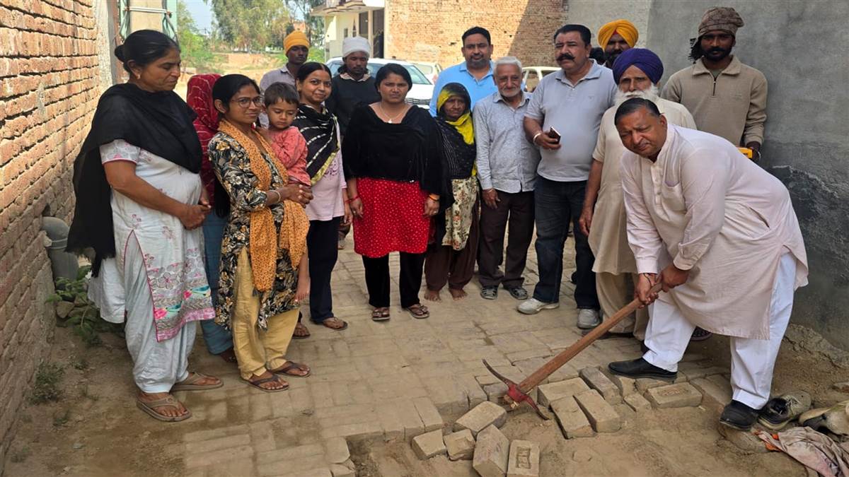ਅਸ਼ੋਕ ਬੁੱਟਰ ਵੱਲੋਂ ਇੰਟਰਲਾਕ ਟਾਇਲ ਲਗਾਉਣ ਦੀ ਸ਼ੁਰੂਆਤ