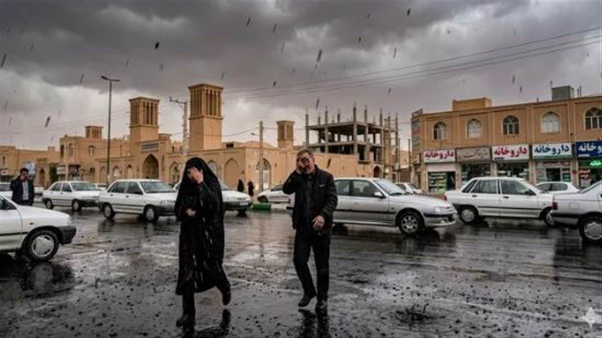 'ਕਾਲੀ ਬਾਰਿਸ਼' ਦੇ ਖ਼ੌਫ਼ 'ਚ ਜੀਅ ਰਿਹਾ ਈਰਾਨ, ਚਮੜੀ ਰੋਗ ਤੇ ਕੈਂਸਰ ਦਾ ਵਧਿਆ ਖ਼ਤਰਾ; ਲੋਕਾਂ ਨੂੰ ਘਰ 'ਚ ਰਹਿਣ ਦੀ ਸਲਾਹ