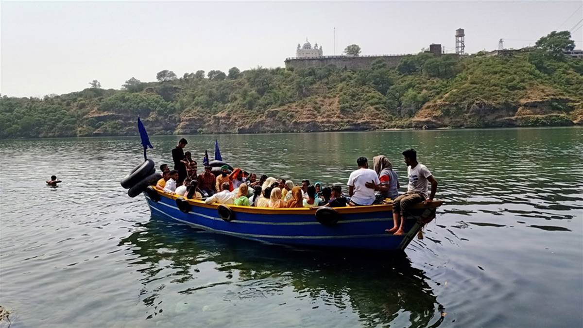 ਵਿਸਾਖੀ ਮੌਕੇ ਸੈਂਕੜੇ ਲੋਕਾਂ ਨੇ ਲਾਈ ਦਰਿਆ ’ਚ ਆਸਥਾ ਦੀ ਡੁੱਬਕੀ