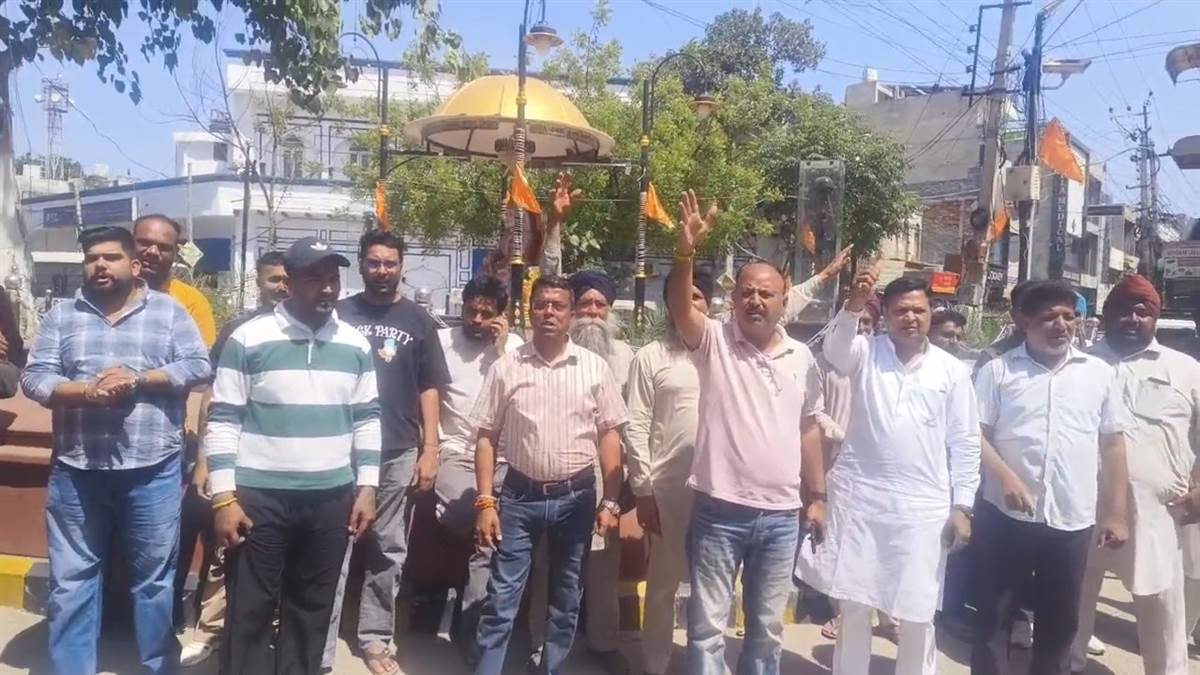 ਕਿਸਾਨਾਂ ਨੇ ਕੀਤੇ ਵਿਧਾਇਕ ਨੂੰ ਸਵਾਲ, ਪੁਲਿਸ ਨੇ ਥਾਣੇ ਕੀਤੇ ਬੰਦ