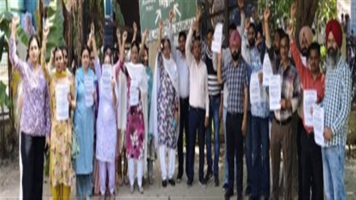 ਸਿਹਤ ਸੇਵਾਵਾਂ ਠੱਪ: ਤਨਖਾਹਾਂ ਨਾ ਮਿਲਣ ਕਾਰਨ NHM ਮੁਲਾਜ਼ਮਾਂ ਵੱਲੋਂ ਸੂਬਾ ਵਿਆਪੀ 'ਪੈਨ ਡਾਊਨ' ਹੜਤਾਲ ਸ਼ੁਰੂ