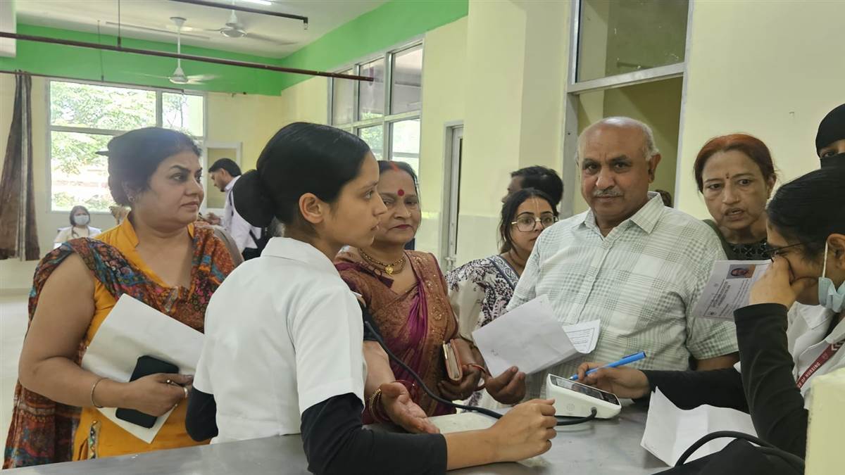 ਲੁਧਿਆਣਾ:  ਅਮਰਨਾਥ ਯਾਤਰਾ ਲਈ ਮੈਡੀਕਲ ਚੈੱਕਅਪ ਸ਼ੁਰੂ, ਪਹਿਲੇ ਹੀ ਦਿਨ ਇੱਕ ਹਜ਼ਾਰ ਤੋਂ ਵੱਧ ਸ਼ਰਧਾਲੂ ਪਹੁੰਚੇ; ਭਾਰੀ ਭੀੜ ਕਾਰਨ ਬੁਲਾਉਣੀ ਪਈ ਪੁਲਿਸ