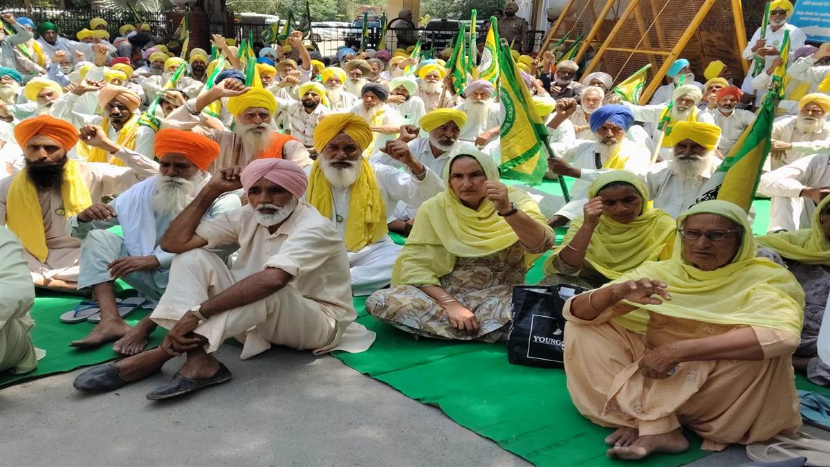 ਮਾਨਸਾ 'ਚ ਕਿਸਾਨਾਂ ਦਾ ਤਿੱਖਾ ਰੋਸ : ਕਣਕ ਦੀ ਖਰੀਦ ਨਾ ਹੋਣ 'ਤੇ ਡੀਸੀ ਦਫ਼ਤਰ ਦਾ ਮੁਕੰਮਲ ਘਿਰਾਓ, ਸਰਕਾਰ ਖ਼ਿਲਾਫ਼ ਨਾਅਰੇਬਾਜ਼ੀ