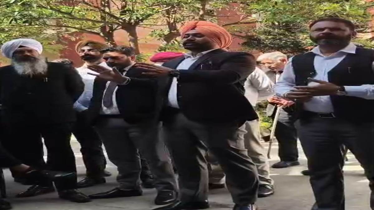 ਬਟਾਲਾ ਨੂੰ ਜ਼ਿਲ੍ਹਾ ਬਣਾਉਣ ਦੀ ਚਰਚਾ ਨੇ ਫੜਿਆ ਜ਼ੋਰ: ਵਿਰੋਧ 'ਚ ਗੁਰਦਾਸਪੁਰ ਦੇ ਵਕੀਲ ਦੋ ਦਿਨਾਂ ਹੜਤਾਲ 'ਤੇ, ਅਦਾਲਤੀ ਕੰਮ-ਕਾਜ ਠੱਪ