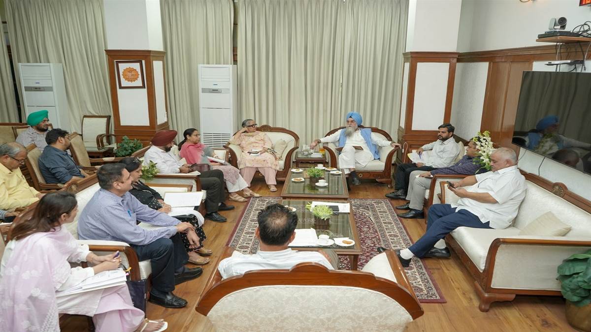 ਕੋਟਕਪੂਰਾ ਦੀ ਨੁਹਾਰ ਬਦਲਣ ਦੀ ਤਿਆਰੀ: ਵਿਧਾਨ ਸਭਾ ਦਫ਼ਤਰ 'ਚ DC ਫਰੀਦਕੋਟ ਨਾਲ ਅਹਿਮ ਮੀਟਿੰਗ, ਵਿਕਾਸ ਕਾਰਜਾਂ ਦੀ ਰਿਪੋਰਟ ਤਲਬ