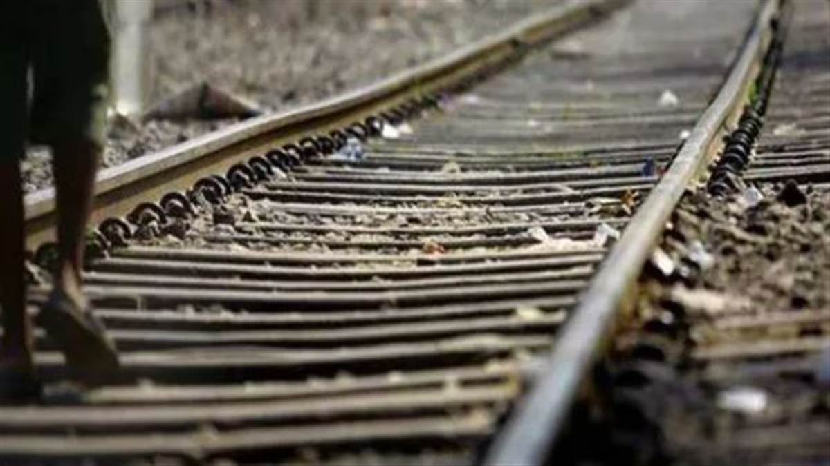 ਪ੍ਰਯਾਗਰਾਜ 'ਚ ਟਰੇਨ ਦੀ ਲਪੇਟ 'ਚ ਆਉਣ ਨਾਲ ਚਾਰ ਨੌਜਵਾਨਾਂ ਦੀ ਮੌਤ, ਇੱਕ ਨੇ ਮਾਰੀ ਛਾਲ... ਚਾਰ ਉਸ ਦੇ ਪਿੱਛੇ ਉੱਤਰੇ ਤੇ ਗਵਾ ਬੈਠੇ ਜਾਨ