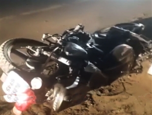 ਭਿਆਨਕ ਸੜਕ ਹਾਦਸਾ: ਅਣਪਛਾਤੇ ਵਾਹਨ ਨੇ ਬੁਲੇਟ ਨੂੰ ਮਾਰੀ ਜ਼ਬਰਦਸਤ ਟੱਕਰ, ਮੋਟਰਸਾਈਕਲ ਦੇ ਉੱਡੇ ਪਰਖੱਚੇ; ਹੋਏ ਦੋ ਟੋਟੇ