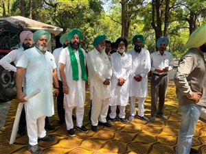 ਕਿਸਾਨਾਂ ਵੱਲੋਂ ਪੰਜਾਬ ਰਾਜ ਭਵਨ ਵੱਲ ਕੂਚ ਦੀ ਤਿਆਰੀ; ਮੁਹਾਲੀ ਦੇ ਨੇਚਰ ਪਾਰਕ 'ਚ ਇਕੱਠ ਸ਼ੁਰੂ