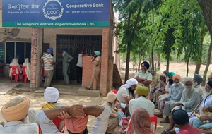 ਬੈਂਕਾਂ 'ਚ ਨਕਦੀ ਦੀ ਕਿੱਲਤ: ਪੈਸੇ ਕਢਵਾਉਣ ਲਈ ਘੰਟਿਆਂਬੱਧੀ ਲਾਈਨਾਂ 'ਚ ਖੜ੍ਹਨ ਲਈ ਮਜਬੂਰ ਹੋਏ ਕਿਸਾਨ