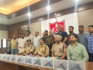 ਵੱਡੀ ਸਫ਼ਲਤਾ: ਗੋਲਡੀ ਢਿੱਲੋਂ ਗੈਂਗ ਦੇ 5 ਗੁਰਗੇ 10 ਪਿਸਤੌਲਾਂ ਸਮੇਤ ਗ੍ਰਿਫ਼ਤਾਰ, ਕਿਸੇ ਵੱਡੀ ਘਟਨਾ ਨੂੰ ਅੰਜਾਮ ਦੇਣ ਦੀ ਫ਼ਿਰਾਕ ’ਚ ਸਨ ਮੁਲਜ਼ਮ
