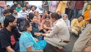 Pathankot News : ਲਾਪਤਾ ਪੁਲਿਸ ਕਾਂਸਟੇਬਲ ਯੁਵਰਾਜ ਦੀ ਪੰਜ ਦਿਨਾਂ ਬਾਅਦ ਨਹਿਰ 'ਚੋਂ ਮਿਲੀ ਲਾਸ਼, ਪਰਿਵਾਰਕ ਮੈਂਬਰਾਂ ਨੇ ਸਿਵਲ ਹਸਪਤਾਲ ਬਾਹਰ ਲਾਇਆ ਧਰਨਾ