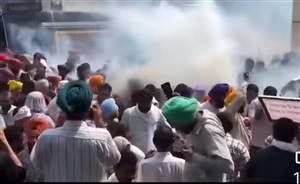 ਮੰਤਰੀ ਸੋਂਦ ਦੇ ਘਰ ਬਾਹਰ ਸਤਿਨਾਮ ਵਾਹਿਗੁਰੂ’ ਦਾ ਜਾਪ ਕਰਦੇ ਮਨਰੇਗਾ ਮਜ਼ਦੂਰਾਂ ’ਤੇ ਪਾਣੀ ਦੀਆਂ ਬੁਛਾੜਾਂ ਤੇ ਅੱਥਰੂ ਗੈਸ ਦੇ ਗੋਲੇ ਦਾਗੇ