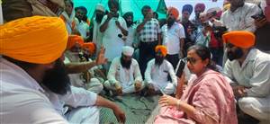ਨੈਸ਼ਨਲ ਹਾਈਵੇਅ ’ਤੇ ਹੜਤਾਲ ’ਤੇ ਬੈਠੇ ਕਿਸਾਨਾਂ ਦਰਮਿਆਨ ਪੁੱਜੇ SDM, ਭਰੋਸੇ ਮਗਰੋਂ ਧਰਨਾ ਕੀਤਾ ਖਤਮ