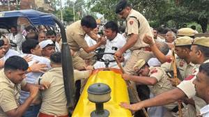 ਹਰਿਆਣਾ 'ਚ ਭਾਰੀ ਟਕਰਾਅ: CM ਸੈਣੀ ਦੇ ਝੰਡਾ ਲਹਿਰਾਉਣ ਤੋਂ ਪਹਿਲਾਂ ਹਾਂਸੀ 'ਚ ਬਵਾਲ, ਪੁਲਿਸ ਨੇ ਪ੍ਰਦਰਸ਼ਨਕਾਰੀਆਂ 'ਤੇ ਕੀਤਾ ਲਾਠੀਚਾਰਜ
