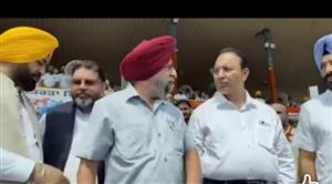 ਆਜ਼ਾਦੀ ਦਿਵਸ 'ਤੇ ਹਾਈਵੋਲਟੇਜ ਡਰਾਮਾ: ਵਿਧਾਇਕ ਜਗਰੂਪ ਗਿੱਲ ਤੇ PCA ਪ੍ਰਧਾਨ ਮਹਿਤਾ ਵਿਚਕਾਰ ਤਿੱਖੀ ਬਹਿਸ, ਡਿਊਟੀ ਦੌਰਾਨ ਅਚਾਨਕ ਬੇਹੋਸ਼ ਹੋਏ SSP ਡਾ. ਜਯੋਤੀ ਯਾਦਵ