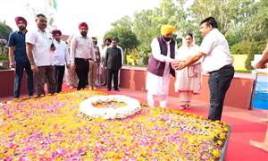 Independence Day 2026 : CM ਮਾਨ ਨੇ ਫਿਰੋਜ਼ਪੁਰ 'ਚ ਲਹਿਰਾਇਆ ਝੰਡਾ, 'ਮਾਵਾਂ ਧੀਆਂ ਸਤਿਕਾਰ ਯੋਜਨਾ' ਨੂੰ ਲੈ ਕੇ ਕੀਤਾ ਵੱਡਾ ਐਲਾਨ