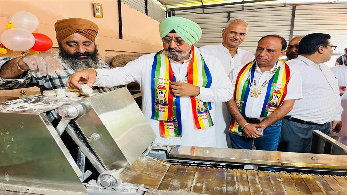 ਸਕੂਲ ’ਚ ਮਿਡ-ਡੇ ਮੀਲ ਲਈ ਰੋਟੀ ਬਣਾਉਣ ਦੀ ਮਸ਼ੀਨ ਦਾ ਉਦਘਾਟਨ
