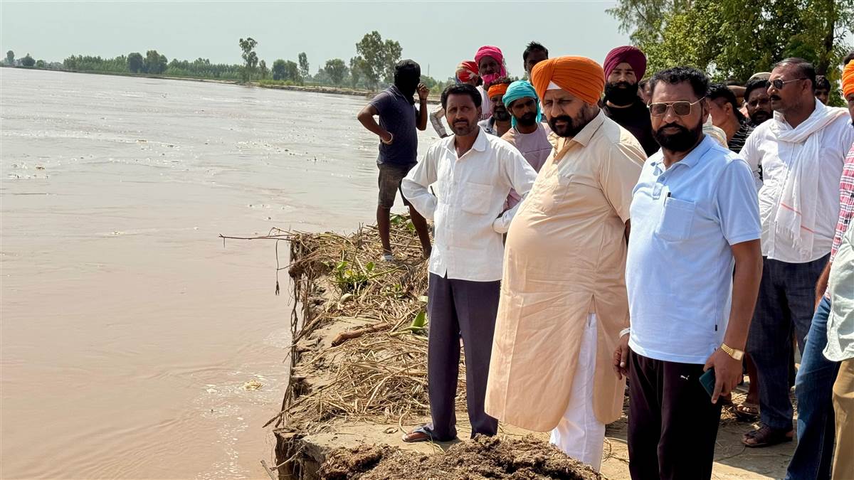 ਵਿਧਾਇਕ ਭੁੱਲਰ ਨੇ ਟੈਂਡੀਵਾਲਾ ਵਿਖੇ ਦਰਿਆ ਕੰਢੇ ਰਾਹਤ ਕਾਰਜਾਂ ਦਾ ਲਿਆ ਜਾਇਜ਼ਾ