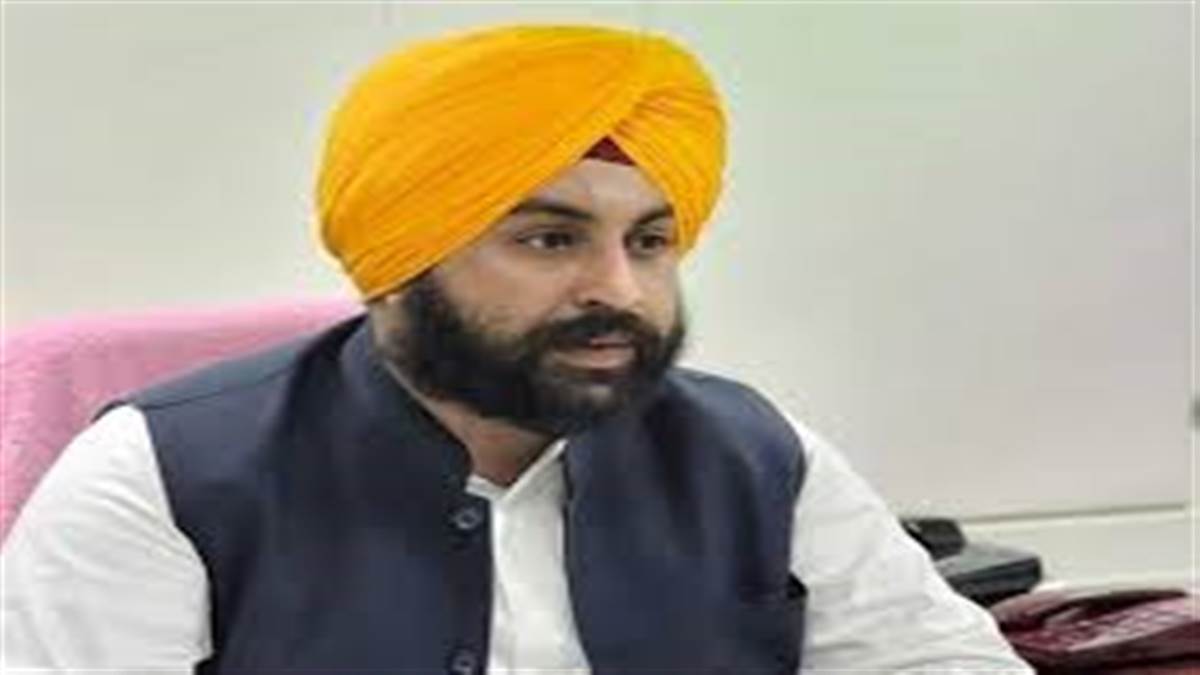 Flood Relief : ਲੁਧਿਆਣਾ ਦੇ ਸਰਕਾਰੀ ਸਕੂਲਾਂ ਦੇ ਅਧਿਆਪਕਾਂ ਤੇ ਸਟਾਫ਼ ਨੇ ਹੜ੍ਹ ਰਾਹਤ ਕਾਰਜਾਂ 'ਚ ਦਿੱਤਾ 31.53 ਲੱਖ ਰੁਪਏ ਦਾ ਯੋਗਦਾਨ, ਸਿੱਖਿਆ ਮੰਤਰੀ ਨੂੰ ਸੌਂਪਿਆ ਚੈੱਕ