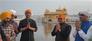 ‘ਹਮਾਰੇ ਰਾਮ’ ਨਾਟਕ ਦੀ ਟੀਮ ਸ੍ਰੀ ਦਰਬਾਰ ਸਾਹਿਬ ਵਿਖੇ ਨਤਮਸਤਕ